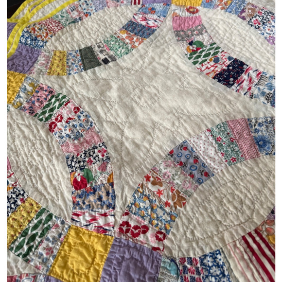 Vintage Hand Quilted Double Wedding Ring Quilt Scalloped Edge Feedsack Prints - Picture 2 of 8